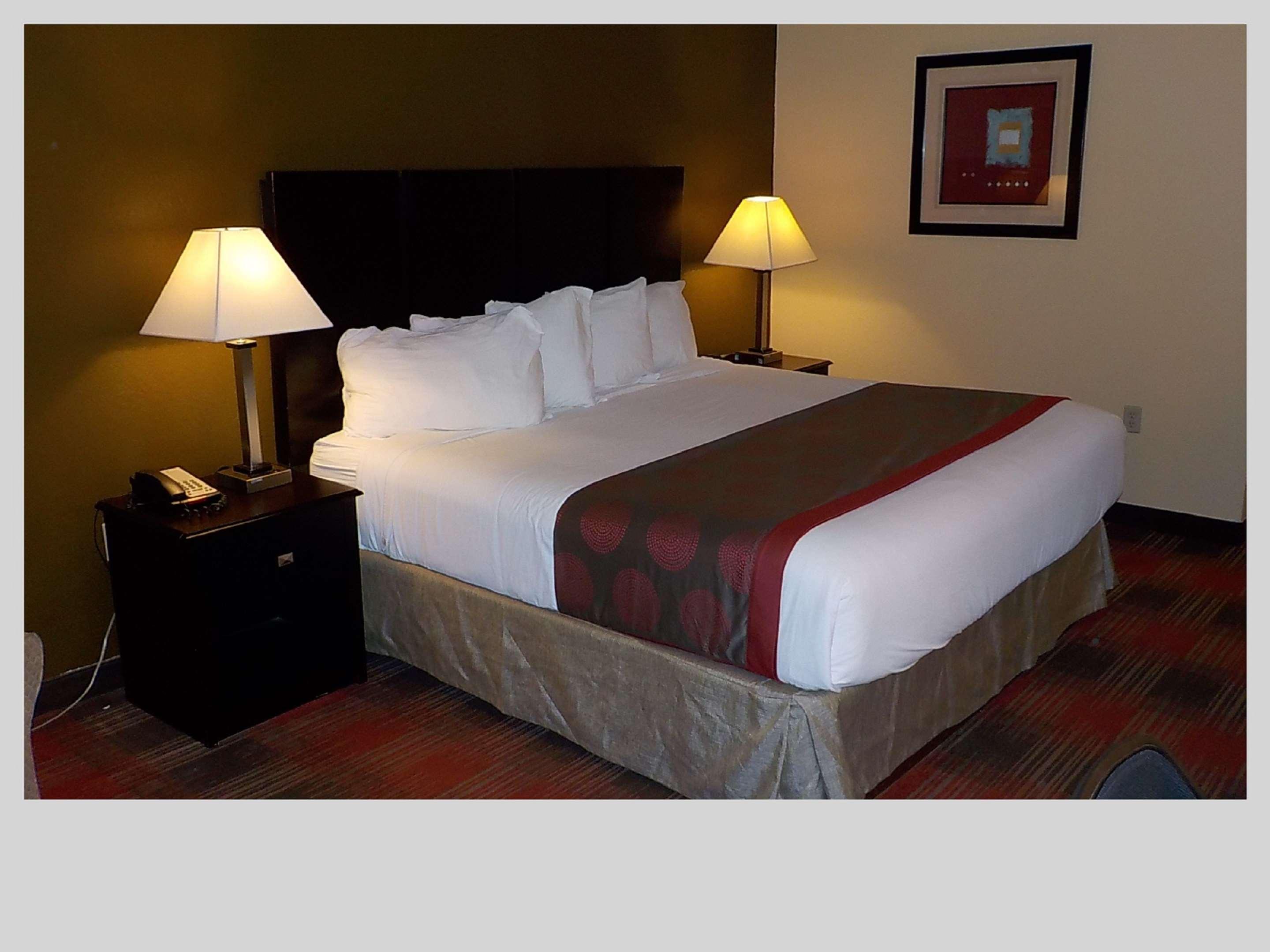 Baymont By Wyndham Lavergne Hotel