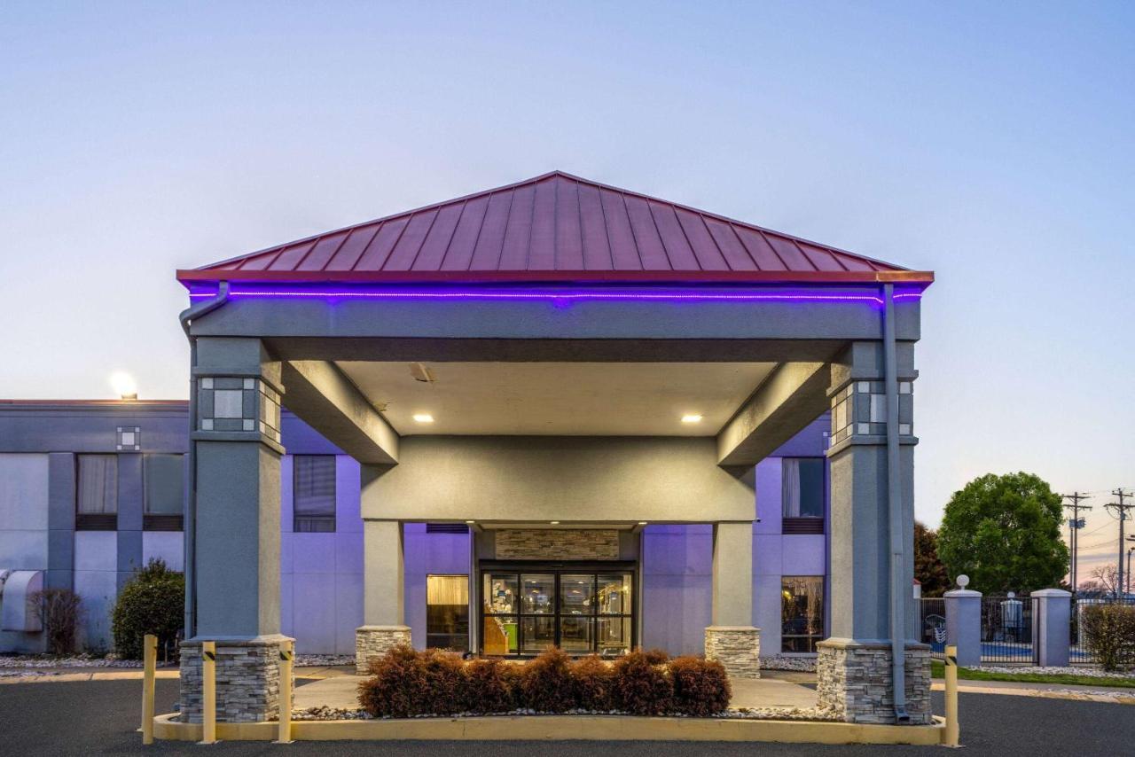 Baymont By Wyndham Lavergne Hotel 3*