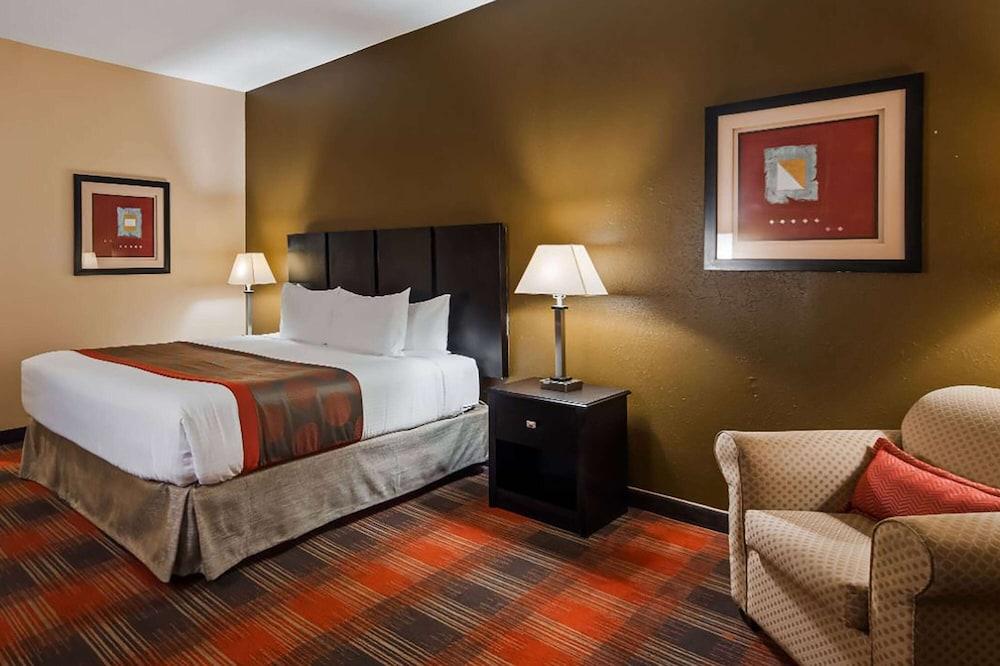 Hotel Baymont By Wyndham Lavergne 3*