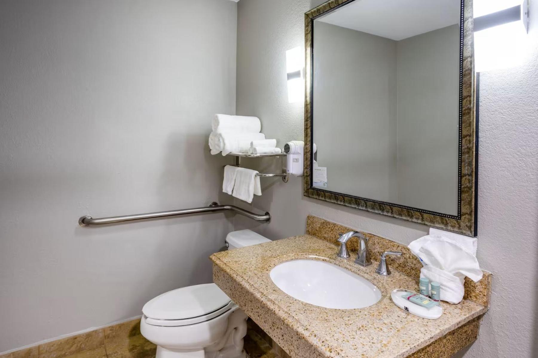 Hotel Baymont By Wyndham Lavergne 3*