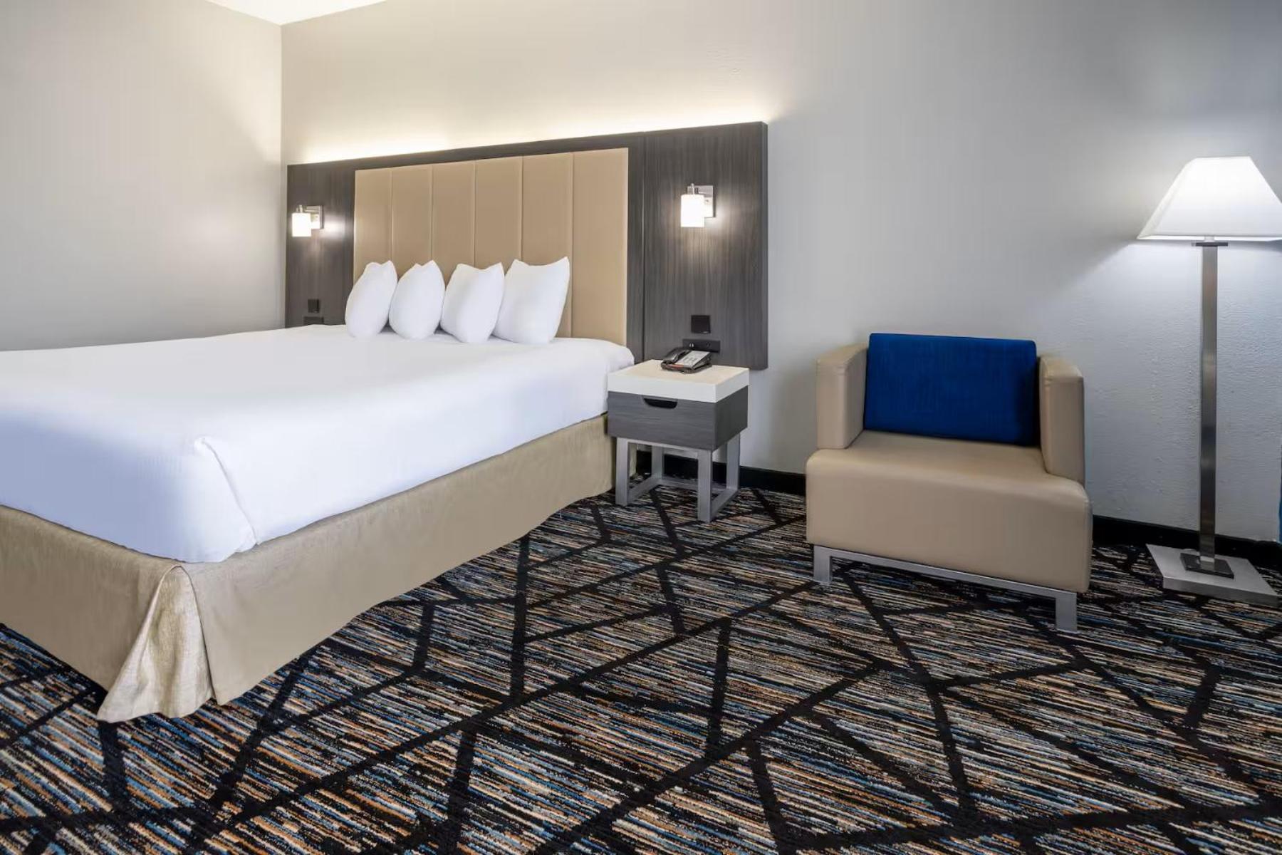 Baymont By Wyndham Lavergne Hotel 3*