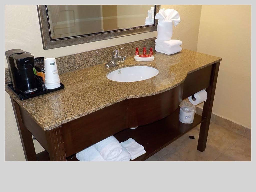 Baymont By Wyndham Lavergne Hotel 3*