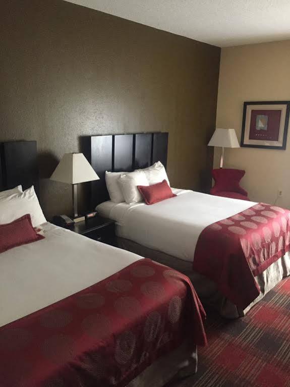 Baymont By Wyndham Lavergne Hotel