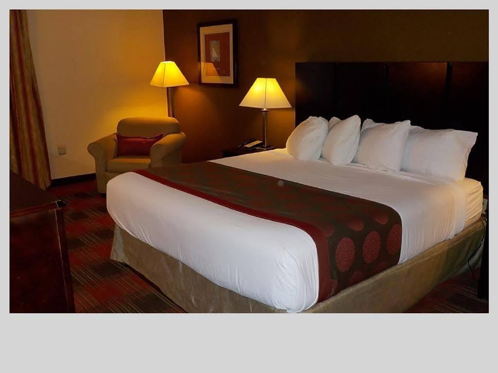 Hotel Baymont By Wyndham Lavergne 3*