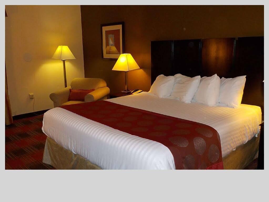 Hotel Baymont By Wyndham Lavergne 3*