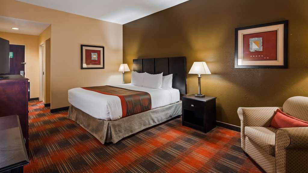 Baymont By Wyndham Lavergne Hotel 3*
