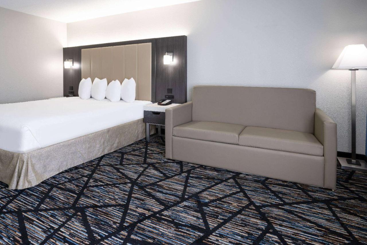 Hotel Baymont By Wyndham Lavergne 3*