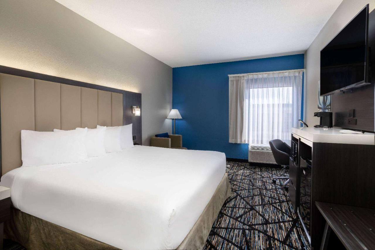 Baymont By Wyndham Lavergne Hotel 3*