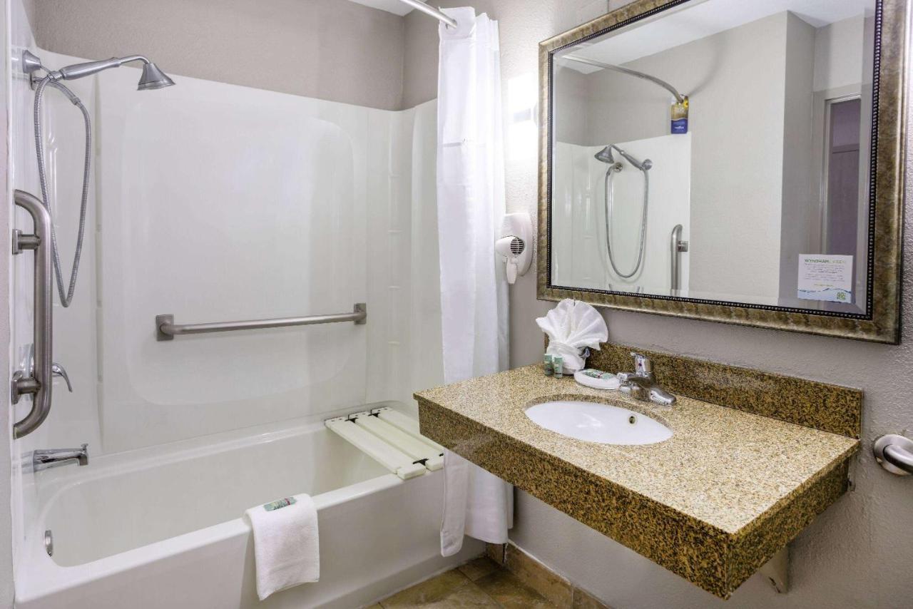 Baymont By Wyndham Lavergne Hotel 3*