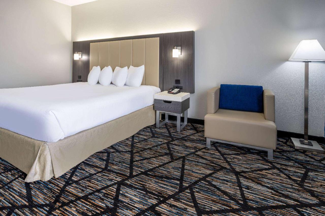 Baymont By Wyndham Lavergne Hotel