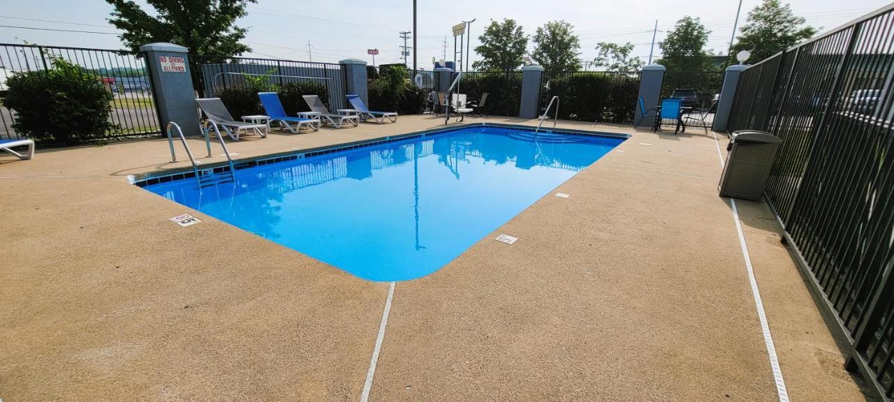 Baymont By Wyndham Lavergne Hotel 3*