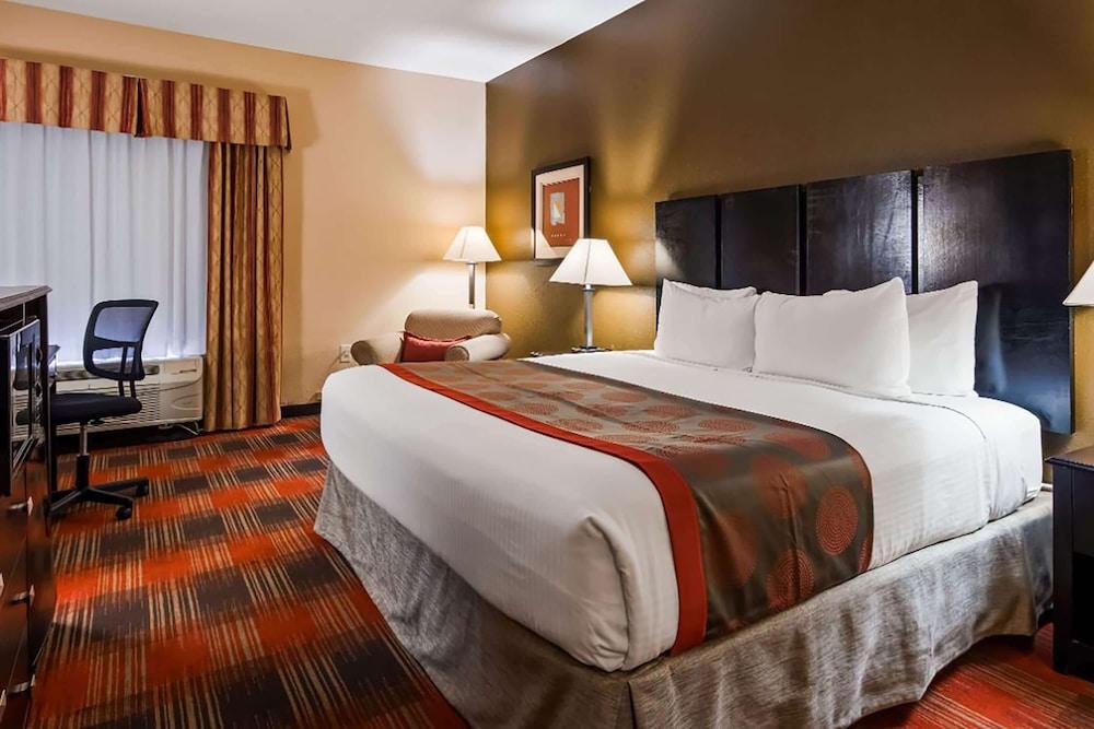 Hotel Baymont By Wyndham Lavergne 3*