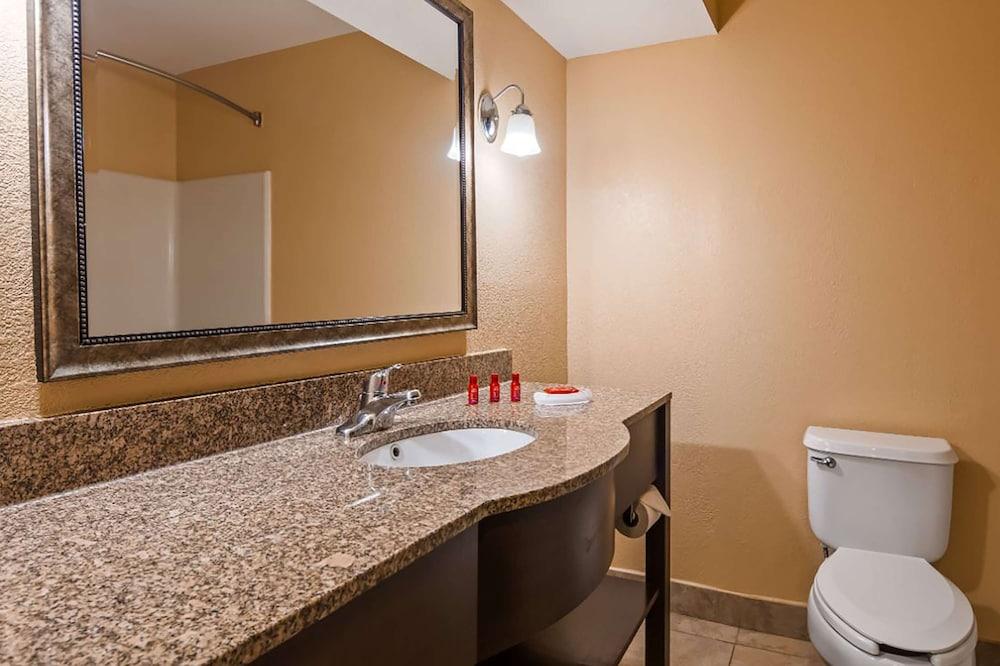 Hotel Baymont By Wyndham Lavergne 3*