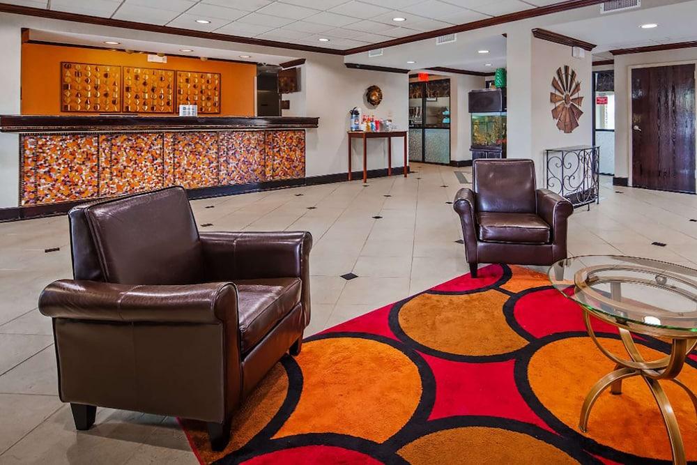 Baymont By Wyndham Lavergne Hotel